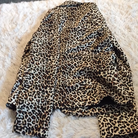 BEAUTIFUL TAILORED ANIMAL PRINT BLAZER. - Picture 4 of 7
